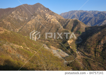 足尾：從新田元澤右岸的岩脊眺望對岸的中倉山和大平山 84757141