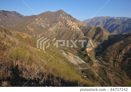 Ashio: Looking toward Nakakurayama and Ohirayama on the opposite bank from the rock ridge on the right bank of Nita Motosawa Ashio: Looking toward Nakakurayama and Ohirayama on the opposite bank from the rock ridge on the right bank of Nita Motosawa 84757142