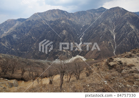 Ashio: Mountains at the headwaters of Umekoba, such as Mt. Sawairi and Mt. Oro seen from the middle of the southwestern ridge of Mt. Taihei Ashio: Mountains at the headwaters of Umekoba, such as Mt. Sawairi and Mt. Oro seen from the middle of the southwestern ridge of Mt. Taihei 84757330