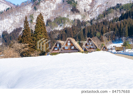 [World Heritage] Winter Shirakawa-go Gassho-zukuri House and Blue Sky Three Unions [Gifu Prefecture] 84757688