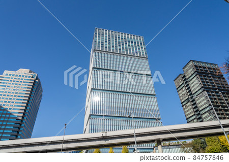 [城市景觀] 湛藍的天空，港區的摩天大樓和高速公路 84757846