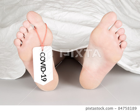 Body with toe tag on white 84758189