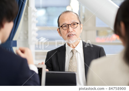 亞洲商人在會議上解釋 亞洲商人在會議上解釋 84758900
