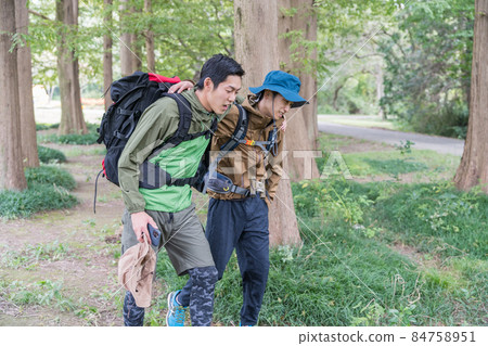 兩名男子似乎患有戶外徒步旅行 84758951