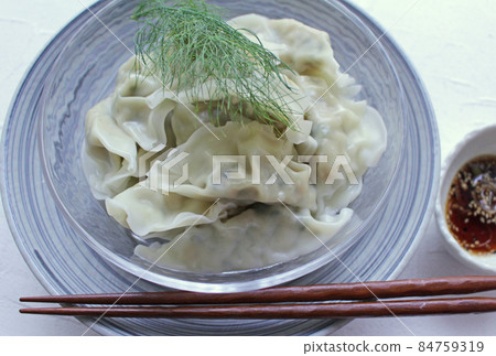 透明玻璃圓盤上的涼水餃子和餃子醬 84759319