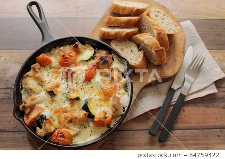 Skillet dish of cream gratin with plenty of bread and vegetables 84759322