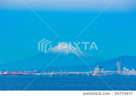 (Chiba Prefecture) View from Umihotaru PA in the direction of Yokohama, a distant view of Mt. Fuji (Chiba Prefecture) View from Umihotaru PA in the direction of Yokohama, a distant view of Mt. Fuji 84759437