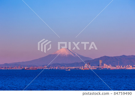 (Chiba Prefecture) View from Umihotaru PA in the direction of Yokohama, a distant view of Mt. Fuji (Chiba Prefecture) View from Umihotaru PA in the direction of Yokohama, a distant view of Mt. Fuji 84759490