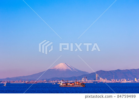 (Chiba Prefecture) View from Umihotaru PA in the direction of Yokohama, a distant view of Mt. Fuji 84759499