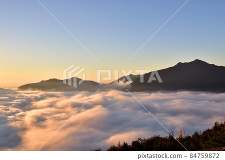 來自津之峰的 Kiwa 盆地的雲海 來自津之峰的 Kiwa 盆地的雲海 84759872