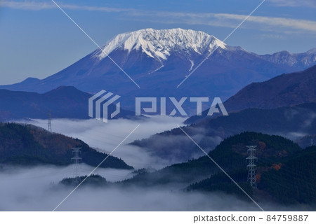 Daisen (Hakurei Fuji) and the sea of clouds from the Meiji Pass Daisen (Hakurei Fuji) and the sea of clouds from the Meiji Pass 84759887