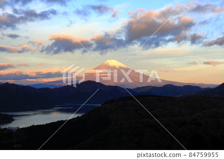 Mt. Fuji / Hakone Daikanzan Observatory in the morning sun from Mt. Daikan 84759955