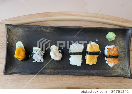 嬰兒壽司式慶祝套餐、握壽司式嬰兒食品壽司 84761241