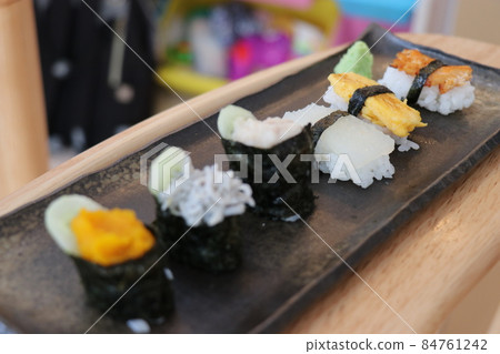 嬰兒壽司式慶祝套餐、握壽司式嬰兒食品壽司 84761242