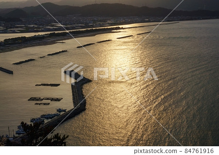 Beach lit by the winter sun 84761916