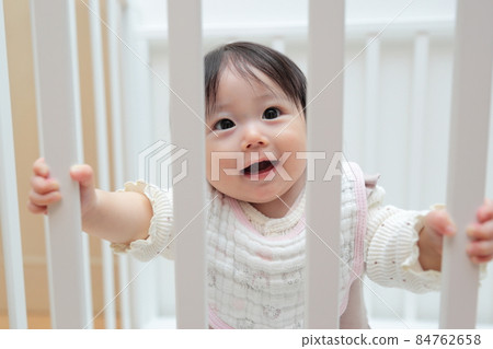 半歲女嬰站起來 84762658