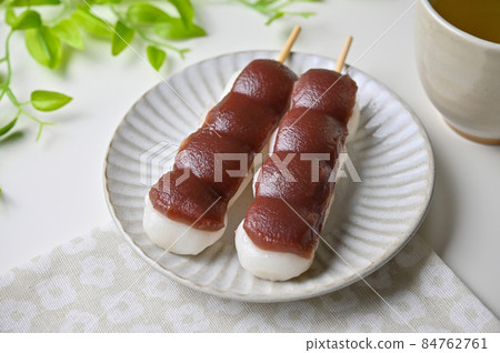 Skewers on a plate 84762761