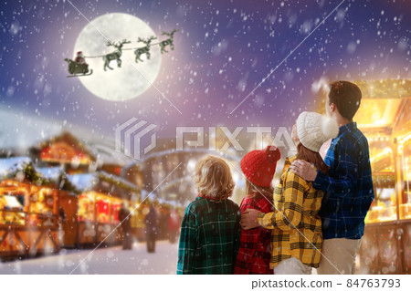 Family at Christmas fair in snow. Xmas market. 84763793