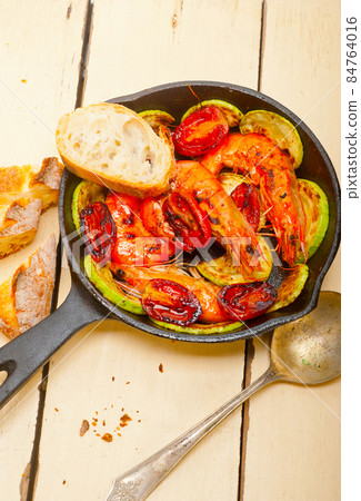 roasted shrimps with zucchini and tomatoes 84764016