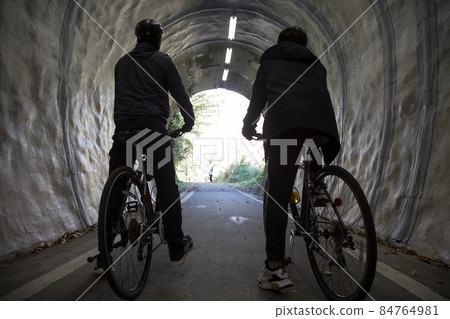 From inside the tunnel to the outside 84764981