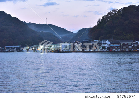 Tsuiyama fishing port in the early morning, a bottom trawl fishing boat that catches crabs that have returned 84765674