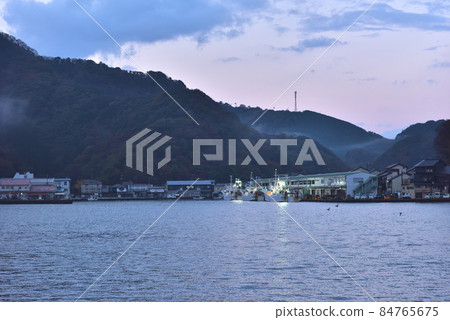 Tsuiyama fishing port in the early morning, a bottom trawl fishing boat that catches crabs that have returned 84765675