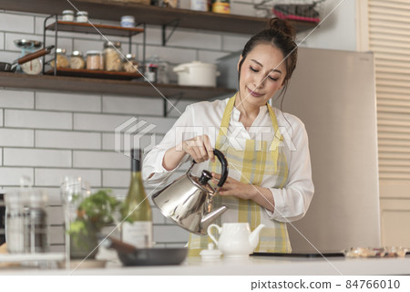 準備茶的女性 準備茶的女性 84766010