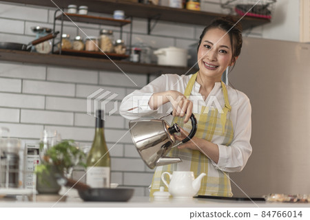 準備茶的女性 準備茶的女性 84766014
