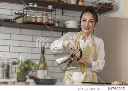 準備茶的女性 準備茶的女性 84766015