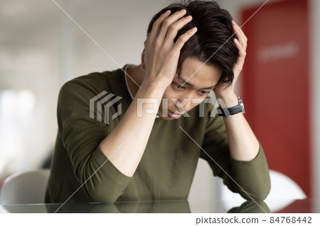 擔心的年輕人 擔心的年輕人 84768442