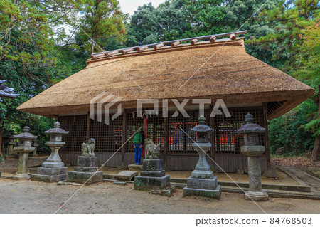 Yatsugi Shrine Re-roofing thatched roof on July 4, 2015 Taken on November 3, 2015 84768503