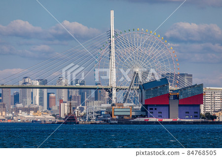 2021 年 11 月 7 日拍攝的大阪港天保山大橋、海遊館和天保山摩天輪 84768505