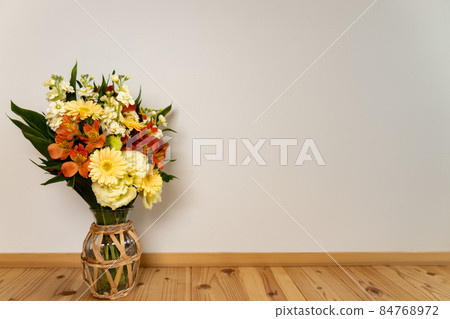 A bouquet in front of a white wall 84768972