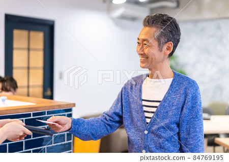 一名男子在餐廳進行電子商務支付 84769195