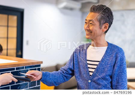 一名男子在餐廳進行電子商務支付 84769196