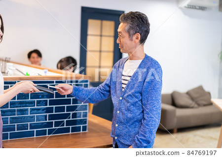 一名男子在餐廳進行電子商務支付 一名男子在餐廳進行電子商務支付 84769197
