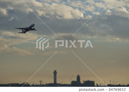 黃昏的大海和飛機 黃昏的大海和飛機 84769632
