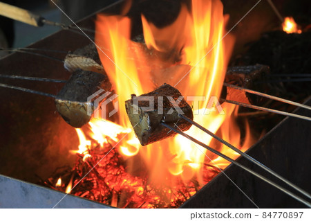 Seared bonito (straw-grilled, a Kochi specialty) 84770897