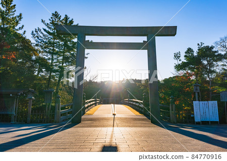 從伊勢神宮奈久宇治橋牌坊升起的朝日 84770916