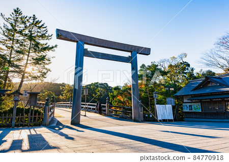 伊勢神宮奈久宇治橋牌坊被早晨的陽光照亮 84770918