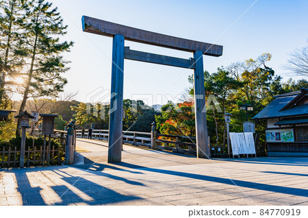 伊勢神宮奈久宇治橋牌坊被早晨的陽光照亮 84770919