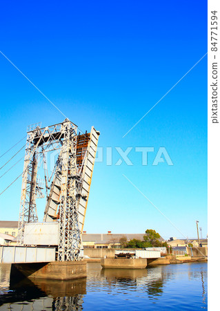 Scenery of Yokkaichi City, a rare movable railway bridge (Suehiro Bridge) 84771594