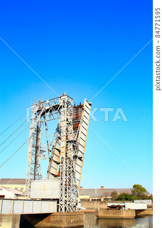 Scenery of Yokkaichi City, a rare movable railway bridge (Suehiro Bridge) 84771595