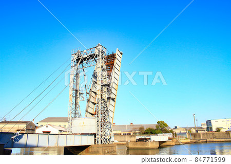 Scenery of Yokkaichi City, a rare movable railway bridge (Suehiro Bridge) 84771599