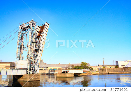 Scenery of Yokkaichi City, a rare movable railway bridge (Suehiro Bridge) Scenery of Yokkaichi City, a rare movable railway bridge (Suehiro Bridge) 84771601