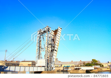 Scenery of Yokkaichi City, a rare movable railway bridge (Suehiro Bridge) 84771603