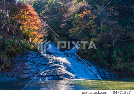(Chiba) Awamata Waterfall in the autumn colors of the Boso Yoro Valley 84771837
