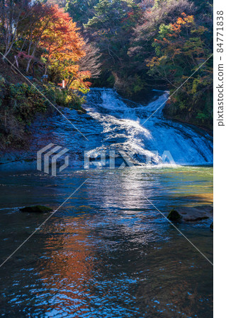 （千葉）房總養老溪谷秋色中的阿波又瀑布 84771838