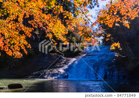 (Chiba) Awamata Waterfall in the autumn colors of the Boso Yoro Valley (Chiba) Awamata Waterfall in the autumn colors of the Boso Yoro Valley 84771849