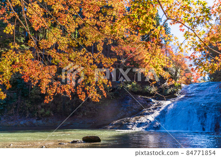 (Chiba) Awamata Waterfall in the autumn colors of the Boso Yoro Valley 84771854